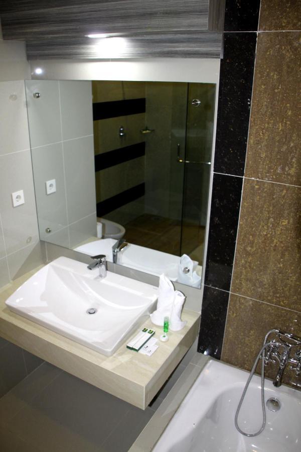 Hotel Grand Q Gorontalo Exterior photo